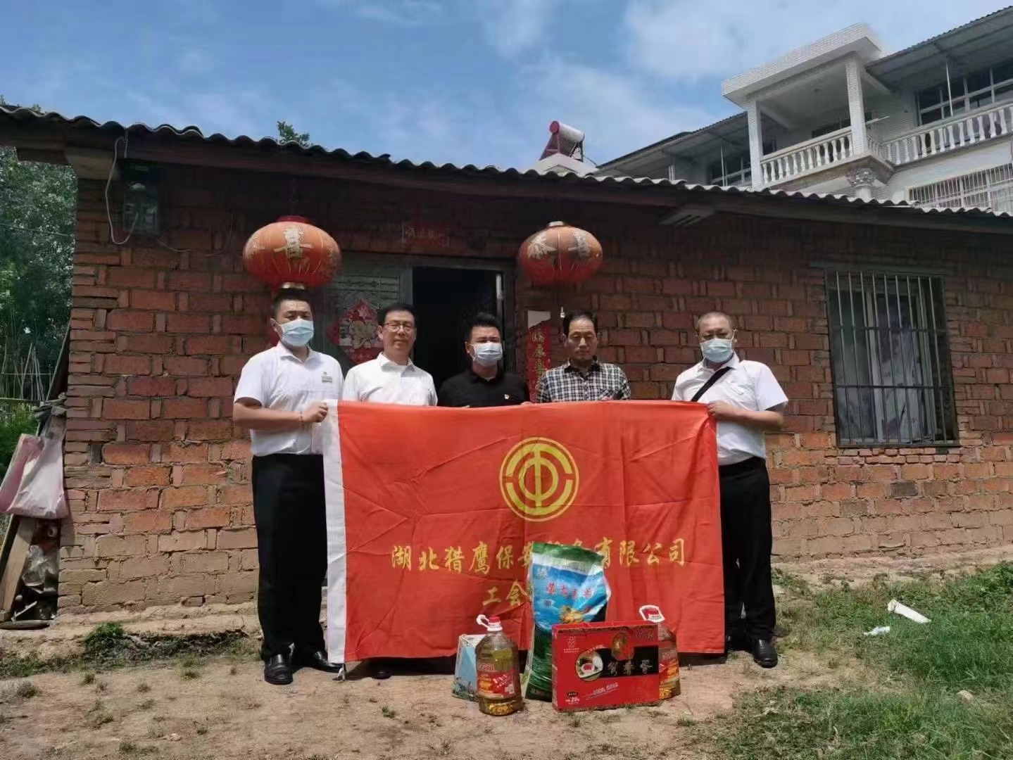 端午節(jié)將至，獵鷹企業(yè)組織員工走進(jìn)鄉(xiāng)村，為老人送去生活物資